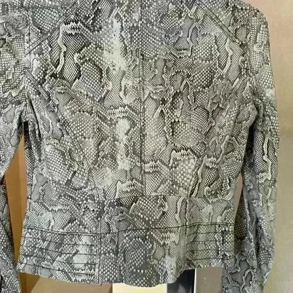White House Black Market Snake jean jacket- size 6 - Picture 5 of 6